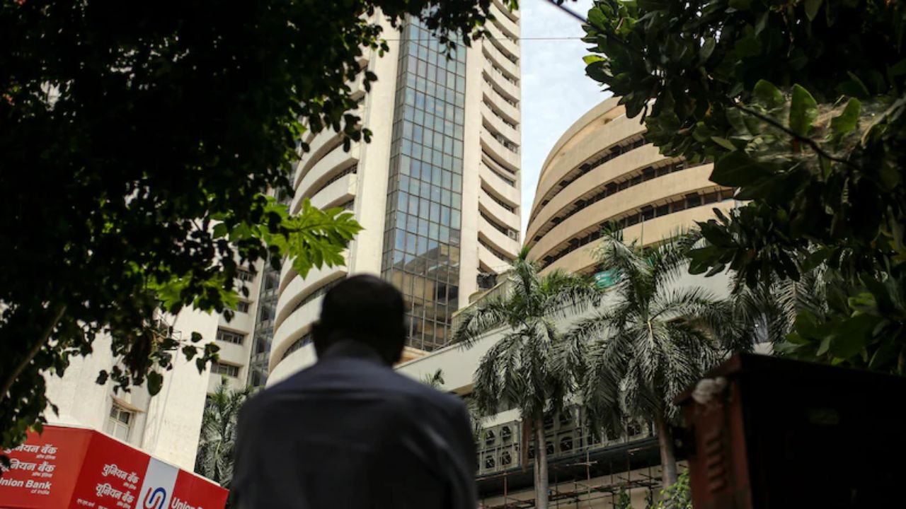 Stock Market Update: Sensex Falls 236 Points, Nifty Closes Below 24,550; FMCG Declines, IT Surges